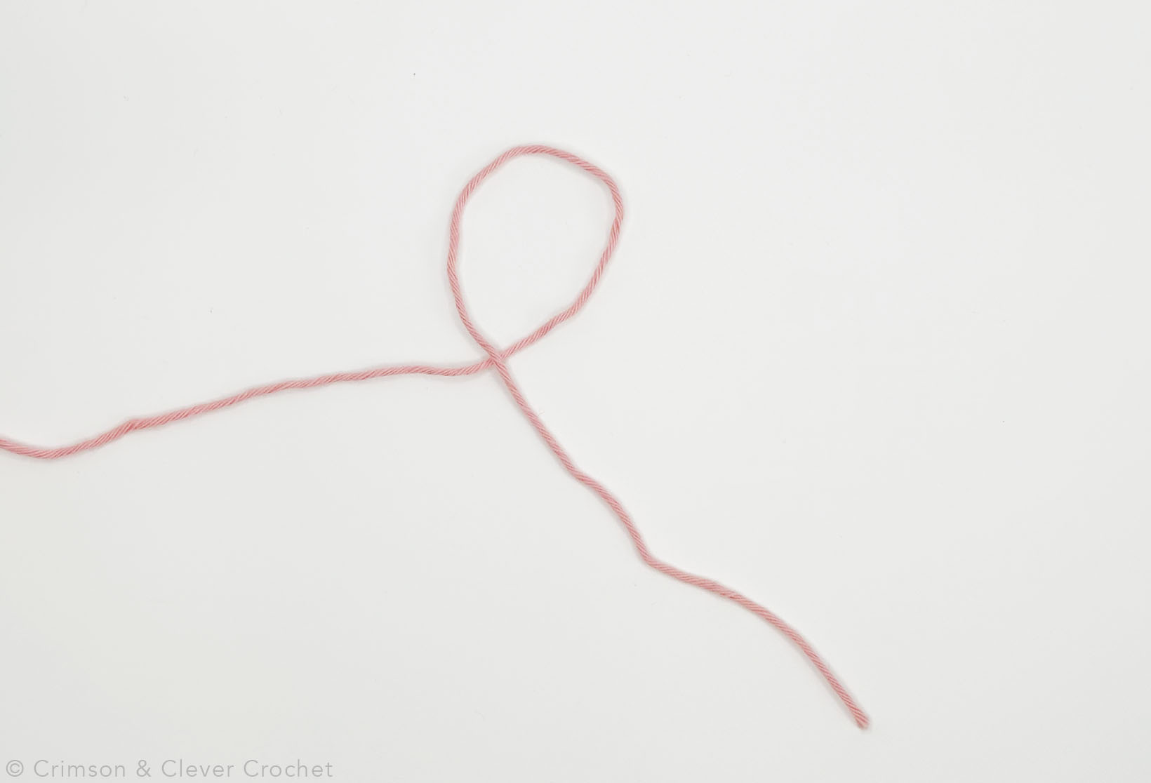 The beginning loop of yarn to make a slip knot.